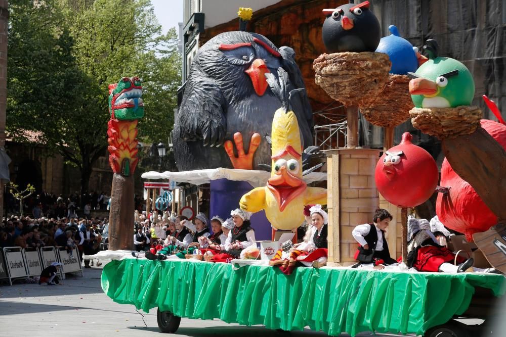 Pregón y desfile de carrozas en las fiestas del Bollo en Avilés