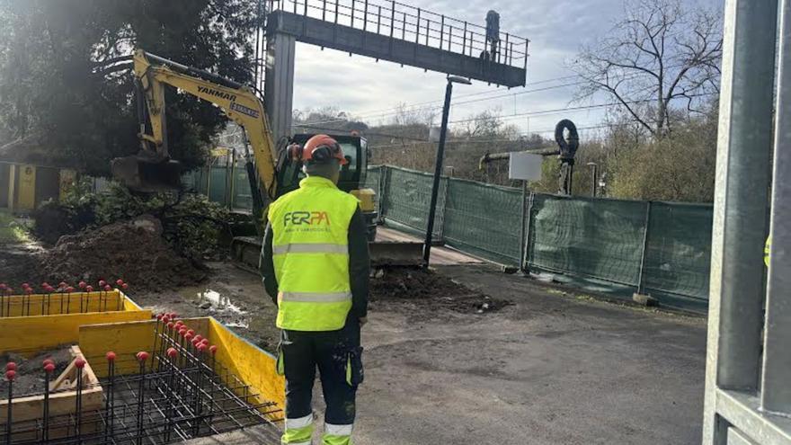 Un operario y una máquina, ayer, en las obras de la estación de la Pola. | J. A. O.