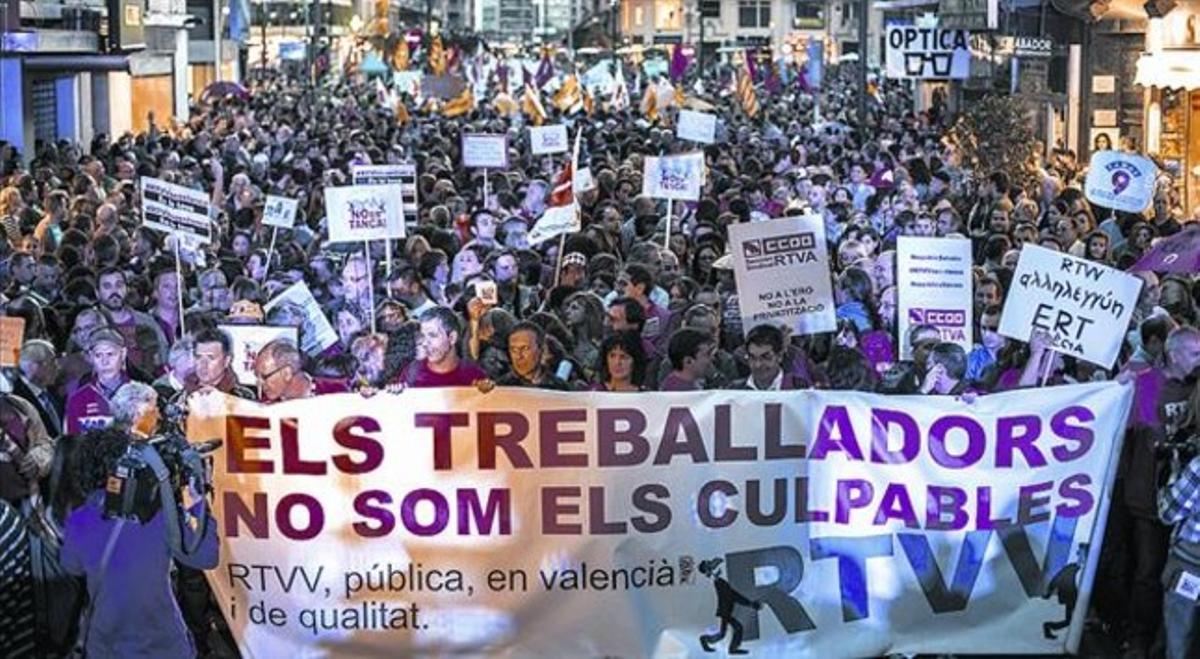 Imatge de la multitudinària manifestació d’ahir a València en contra del tancament de la radiotelevisió pública.