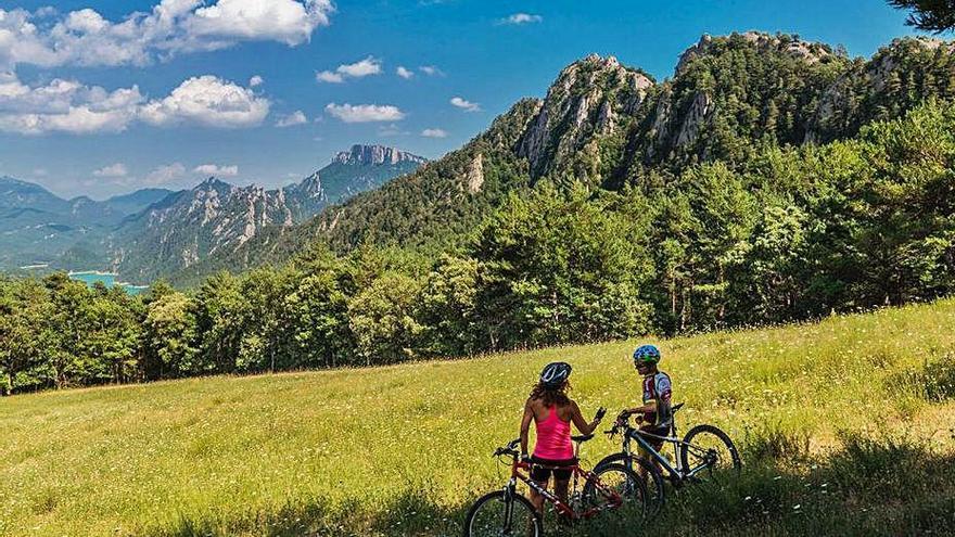 Una parella durant una excursió en bicicleta a la Vall de Lord