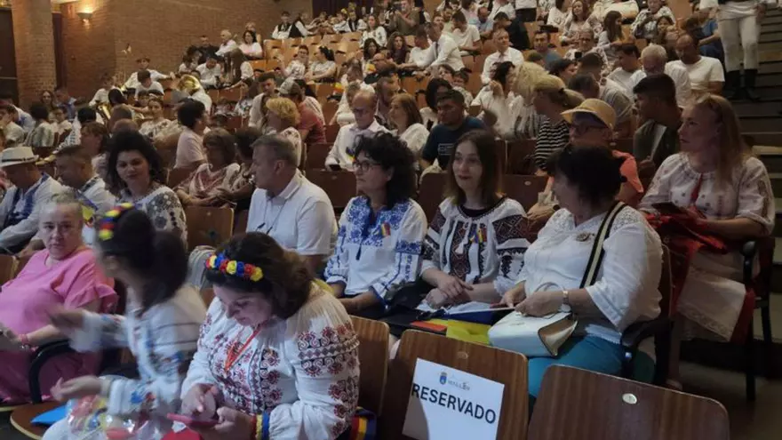 La blusa bordada reúne a rumanos de toda Europa