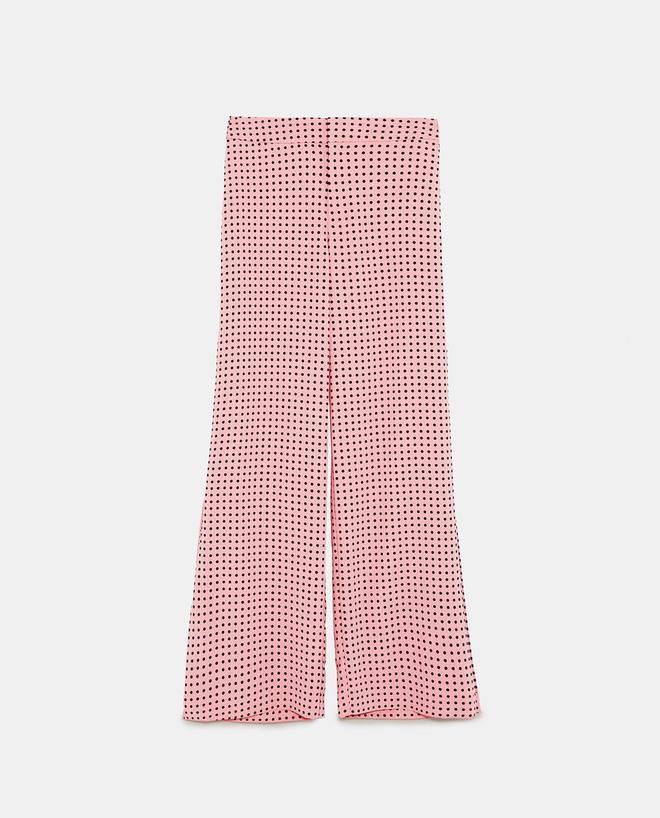 Pantalón rosa y topitos negros de Zara. (Precio: 29,95 euros)