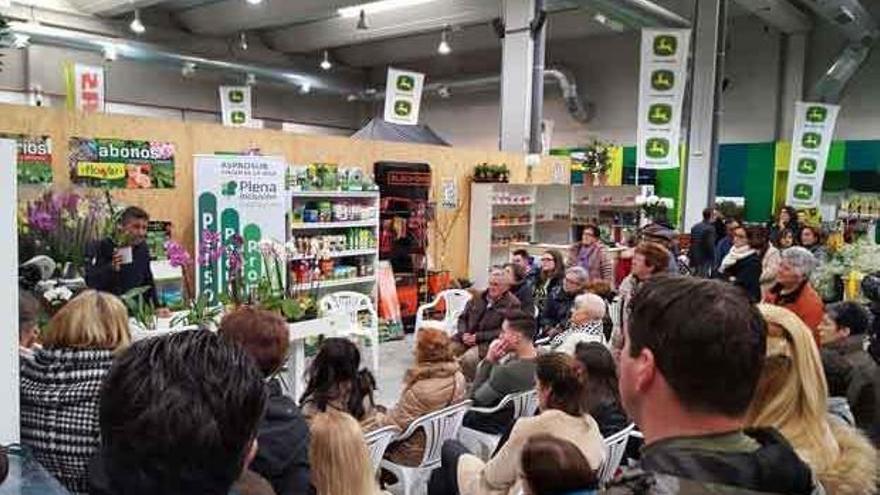 Un grupo de asistentes en un stand de Asprosub.