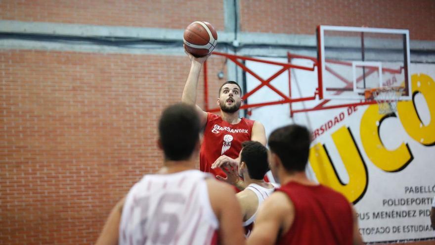 Joselito intenta un lanzamiento en un entrenamiento.