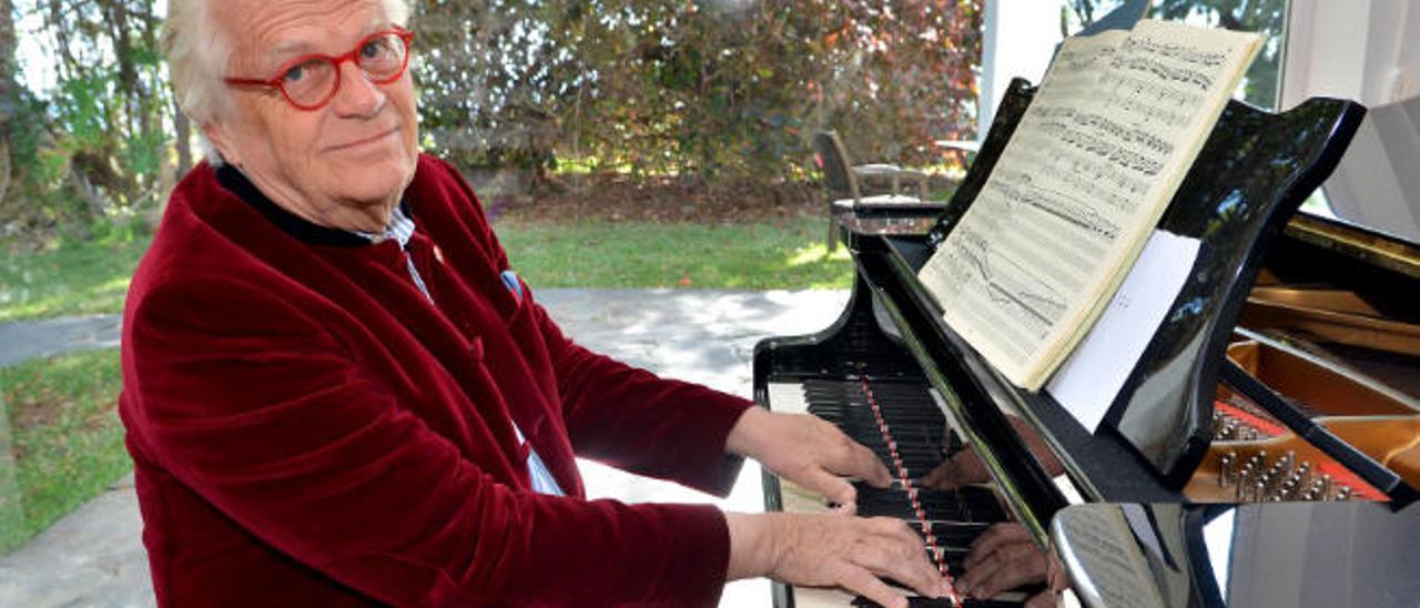 El director de orquesta alemán Justus Frantz trabaja con su piano en una de las estancias de la Casa de los Músicos, la finca de la que es propietario en Monte León, San Bartolomé de Tirajana.