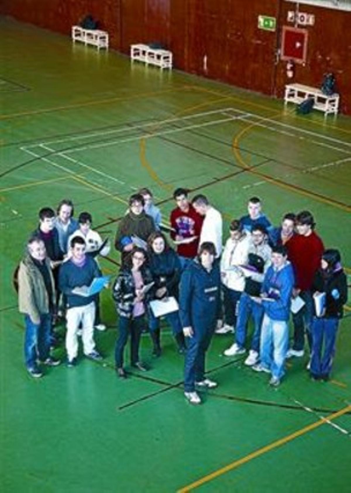 Al pavelló 8 Alumnes i dos tutors, en una classe. Al pavelló 8 Alumnes i dos tutors, en una classe.