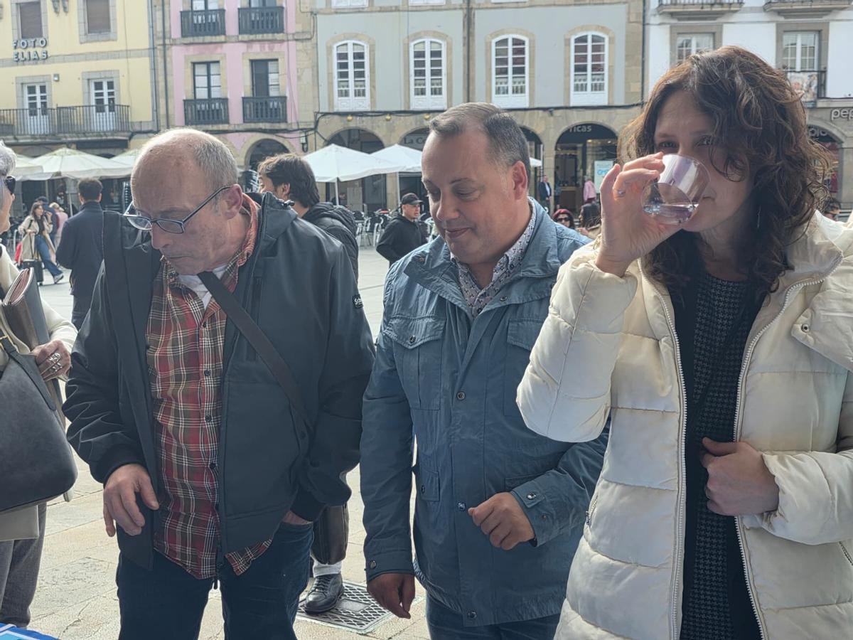 De izquierda a derecha, el concejal de Servicios Sociales y Cooperación, Agustín Medina; el concejal de Medio Ambiente y Desarrollo Urbano, Pelayo García; y la directora general del agua de Asturias, Vanessa Mateo, en la cata de agua..