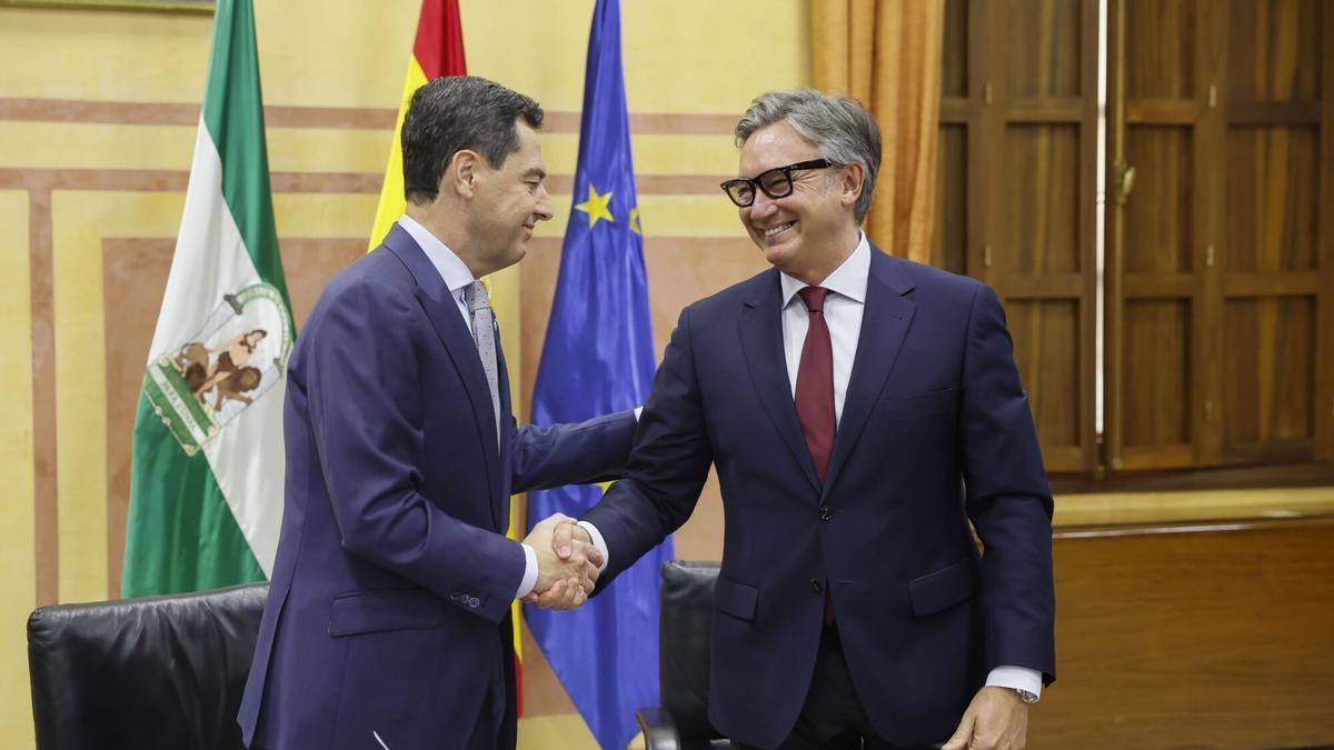 El candidato a la investidura y líder de los populares andaluces, Juanma Moreno, y el líder de Vox en la comunidad, Manuel Gavira, durante la firma del "acuerdo de gobierno y estabilidad", este jueves en el parlamento andaluz. EFE/ José Manuel Vidal