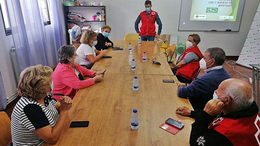 Cruz Roja forma a mayores de Toro en el uso del móvil para comunicarse