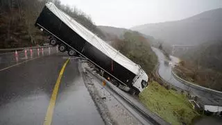 Accidente en la N-6 en Pedrafita: un trailer queda suspendido y obliga a cortar la carretera