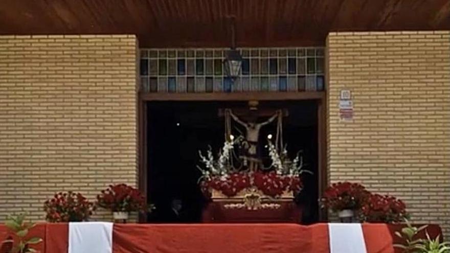 Los vecinos se acercaron a venerar al Cristo de la Capilla. | SERVICIO ESPECIAL