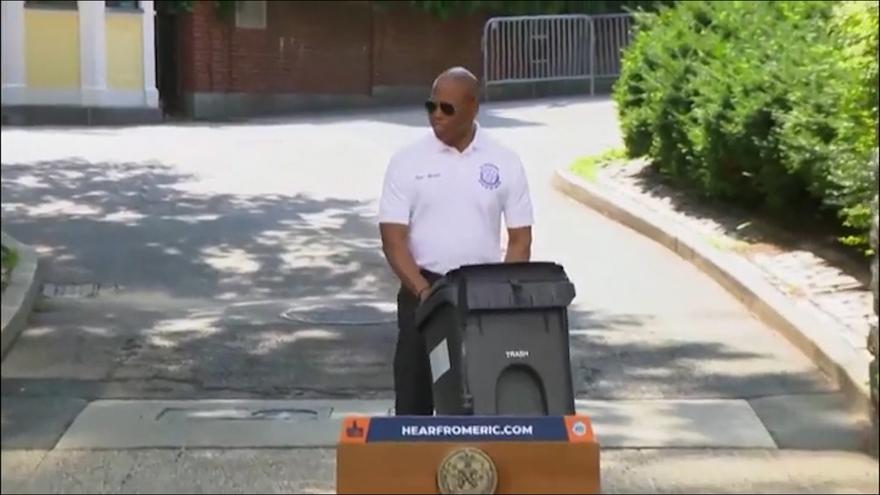 El alcalde de Nueva York explica a sus ciudadanos como utilizar un cubo de basura