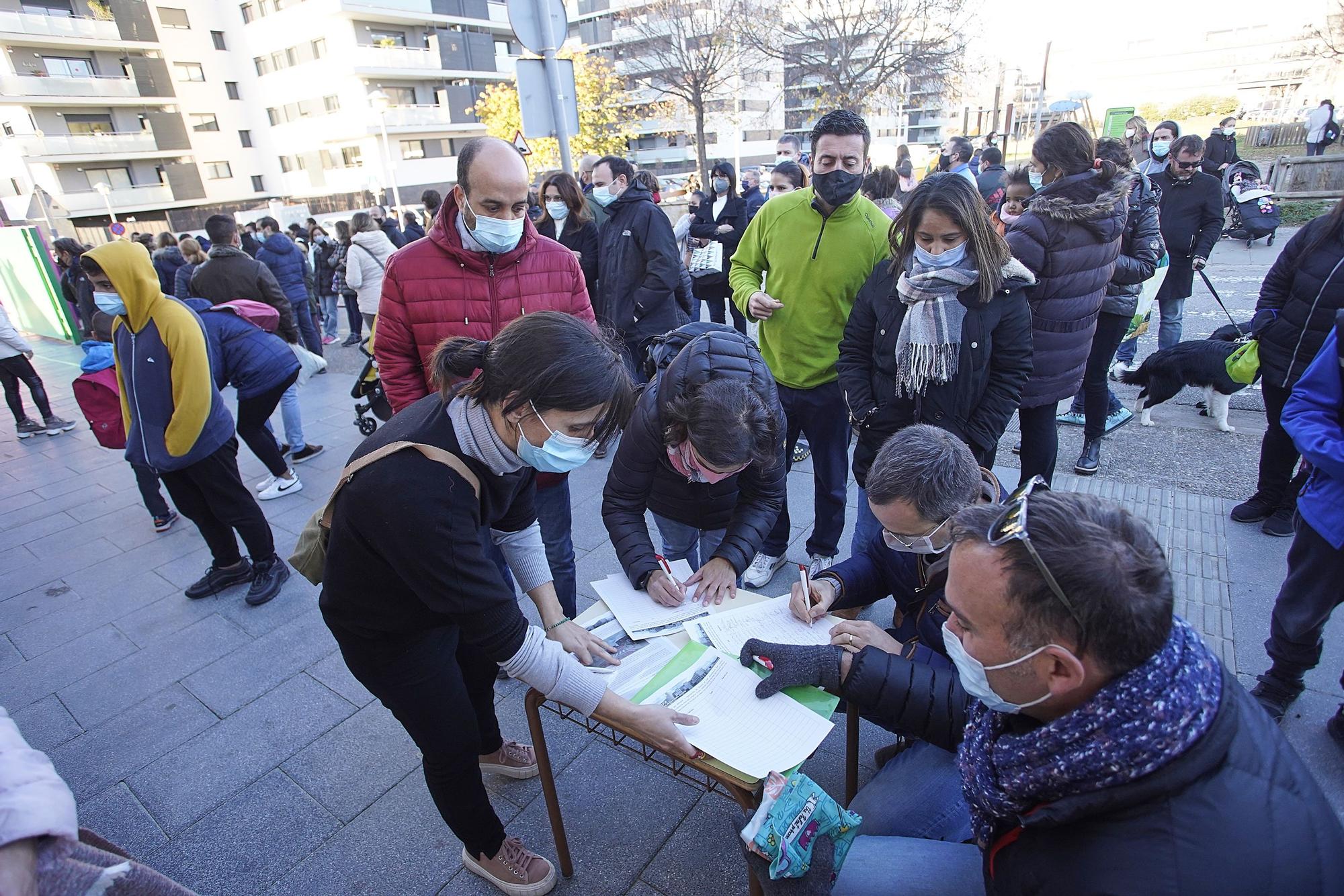 Recollida de firmes al Marta Mata per demanar un espai més segur pels infants