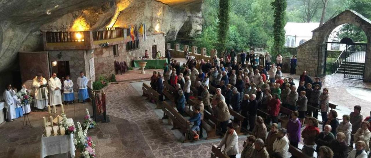 Fieles a las novenas en Covadonga y La Cueva