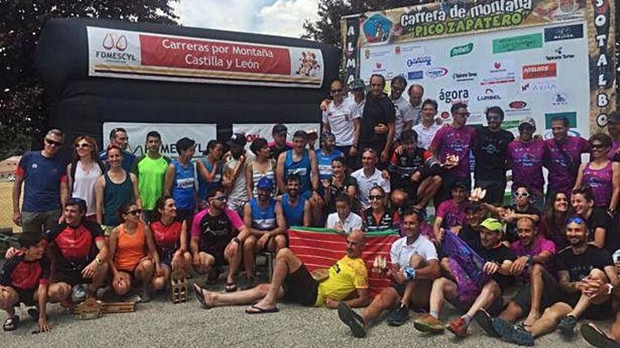 El equipo zamorano tras finalizar la subida al Pico Zapatero.