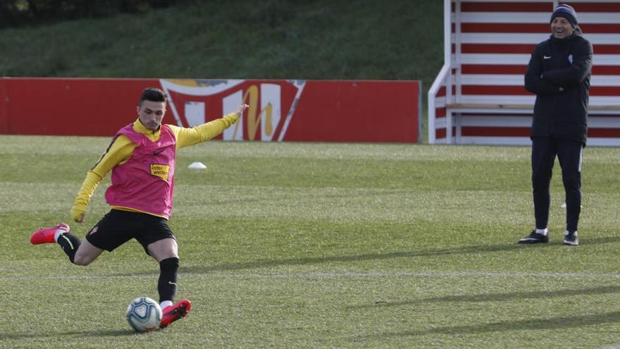 Djukic observa a Manu García mientras golpea un balón.