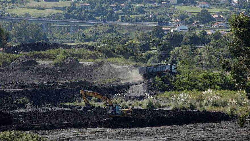 Extracción de lodos en Mina La Camocha por Emergicar en septiembre de 2013.