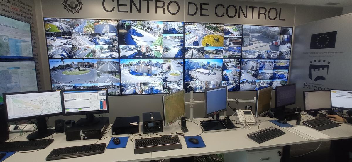 Multipantalla en la jefatura de policía de Paterna donde se reciben las imágenes de las 300 cámaras.