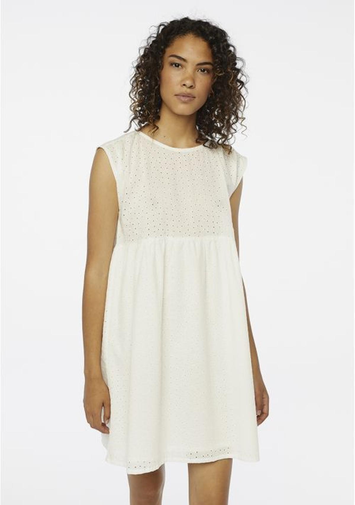 Vestido blanco bordado sin mangas de Compañía Fantástica. (Precio: 36,90 euros)