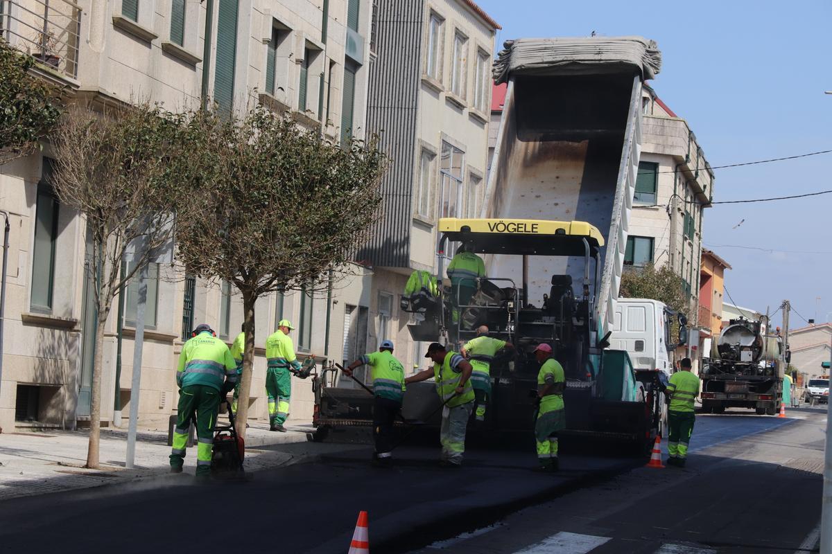 Operarios asfaltando a rúa Francisco Lorenzo Mariño en Aguiño.