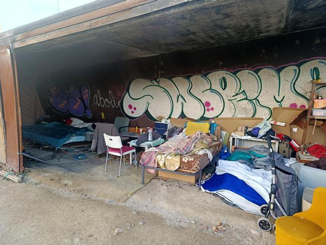 En imágenes | Así es el cubículo junto a la desembocadura del Huerva donde vivía el indigente fallecido y sus dos agresores