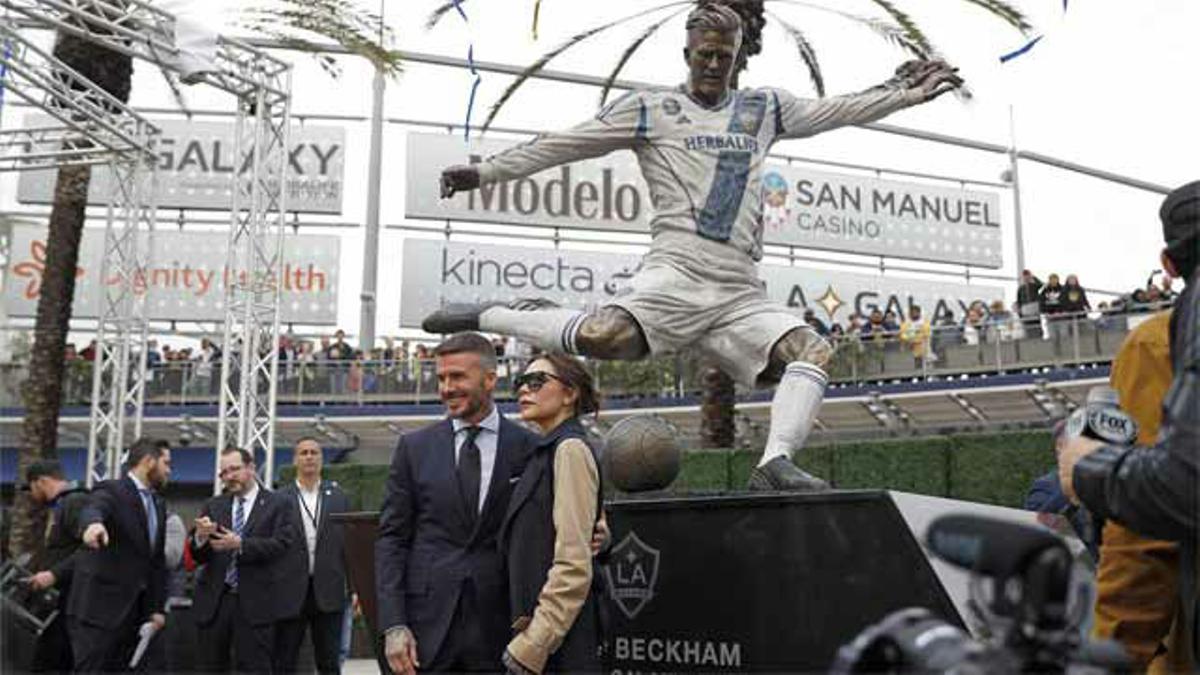 Inauguran una estatua en homenaje a David Beckham en Los Ángeles