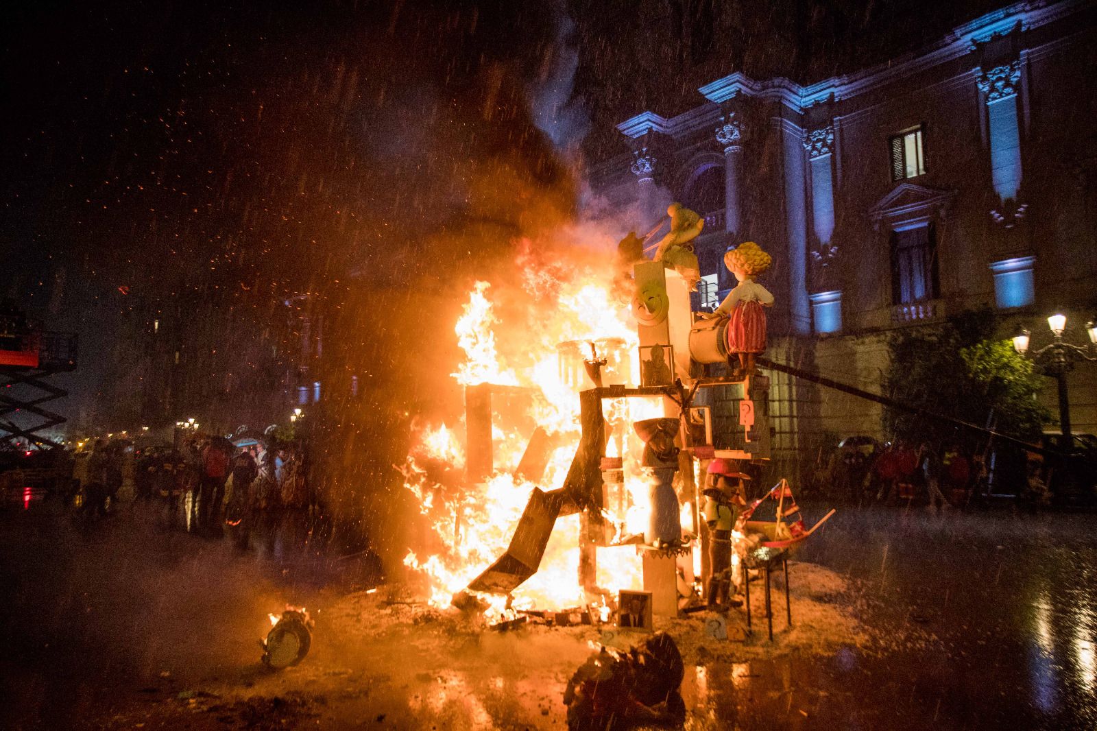 Así ha ardido la falla infantil municipal en València