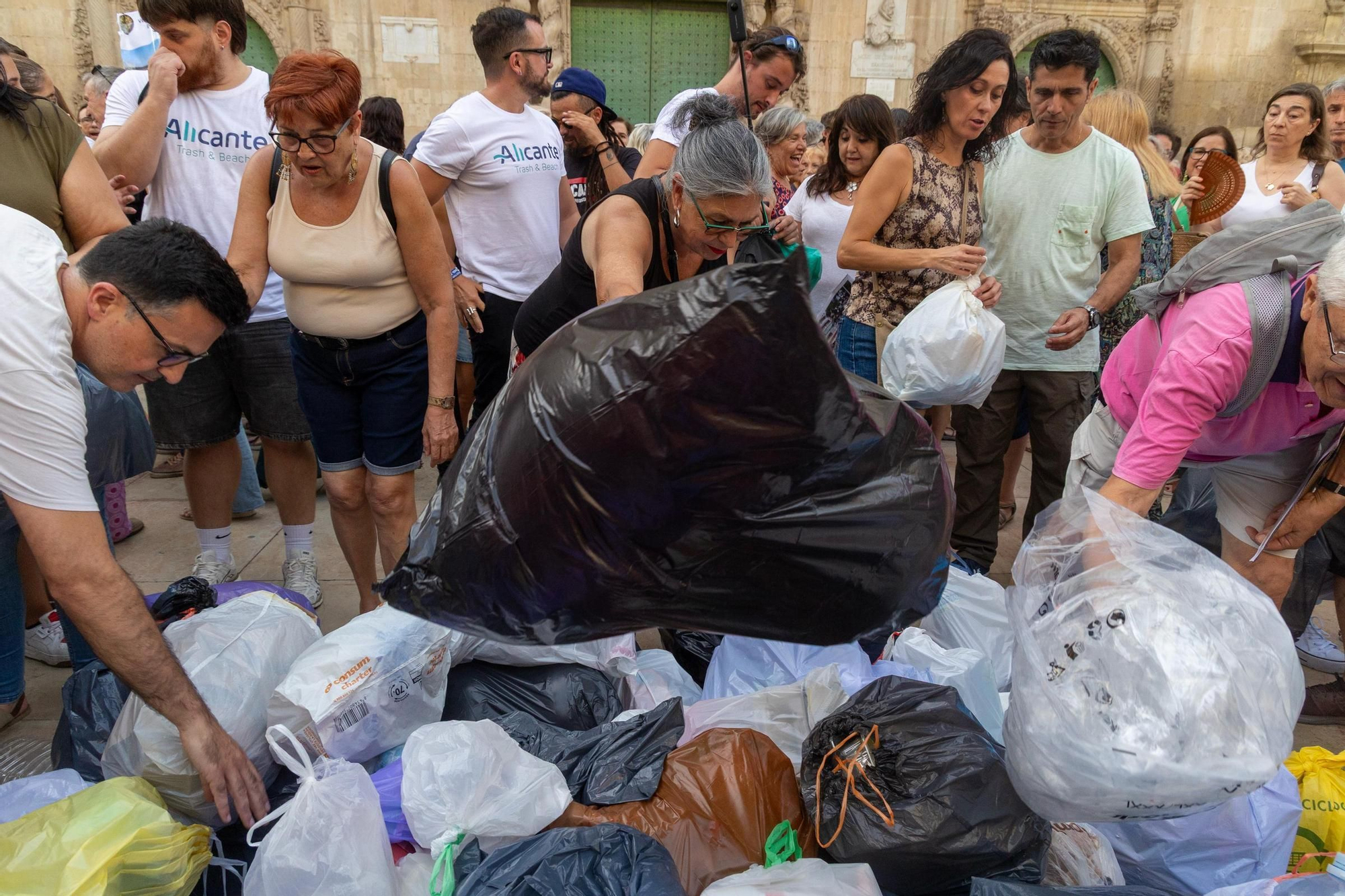 El malestar por la limpieza en Alicante se traslada a la calle
