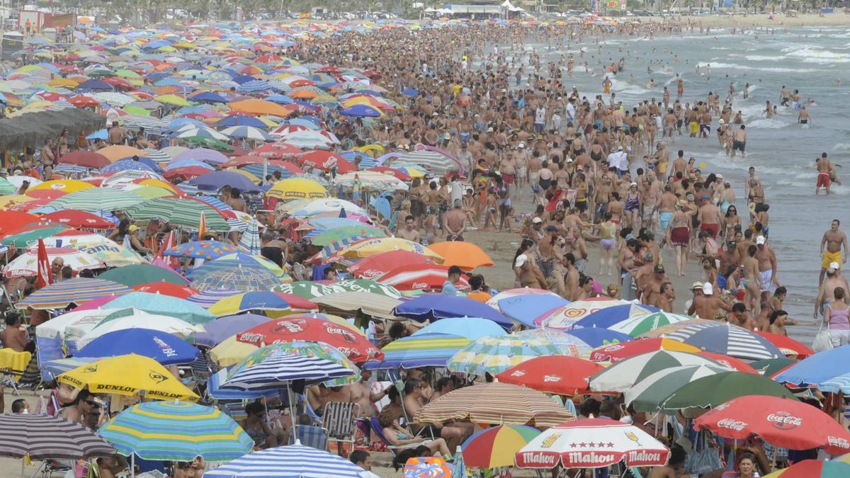 La playa de Morro de Gos de Orpesa, abarrotada en una imagen de archivo del 2011.