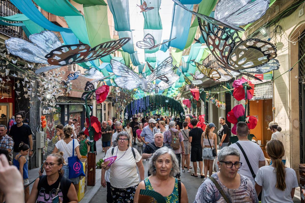 Ambiente en la calle Verdi, que presenta  'Metamorfosi'.