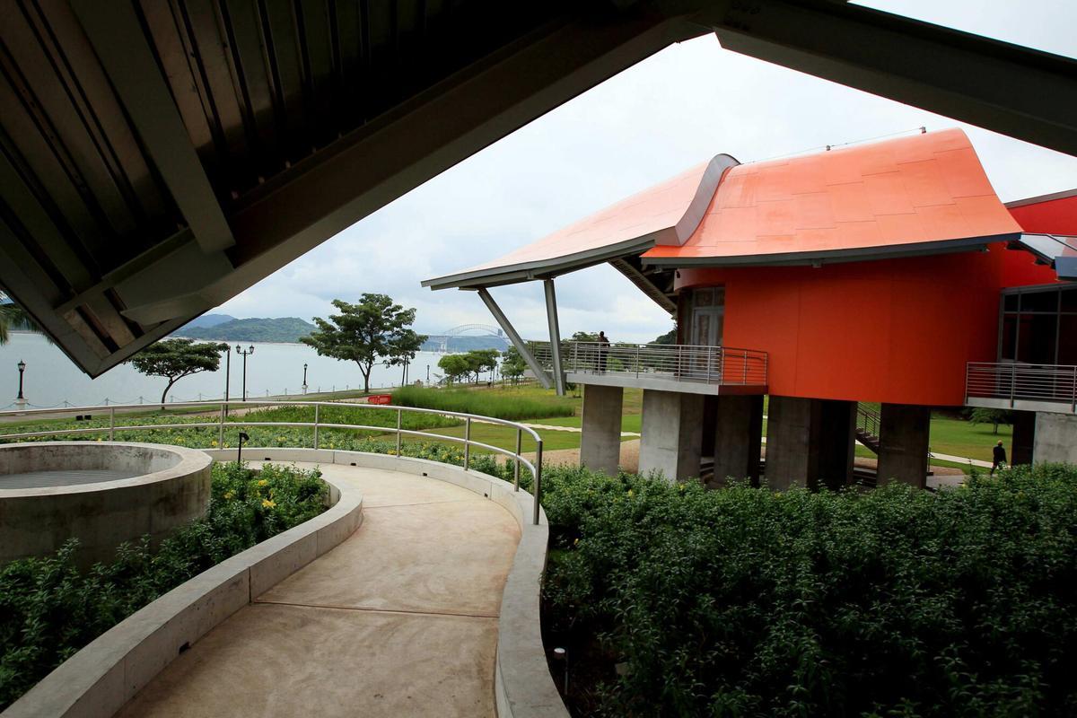 PA5002. CIUDAD DE PANAMÁ (PANAMÁ) 26/09/14. Vista general del Biomuseo hoy, viernes 26 de septiembre de 2014, en Ciudad de Panamá (Panamá). La historia del surgimiento del istmo de Panamá hace tres millones de años y cómo impactó su evolución en el mundo, será contada a partir de la próxima semana con la inauguración del Biomuseo, el primero y único proyecto en América Latina del reconocido arquitecto canadiense Frank Gehry. EFE/Alejandro Bolívar. Biomuseo . instalaciones. exteriores