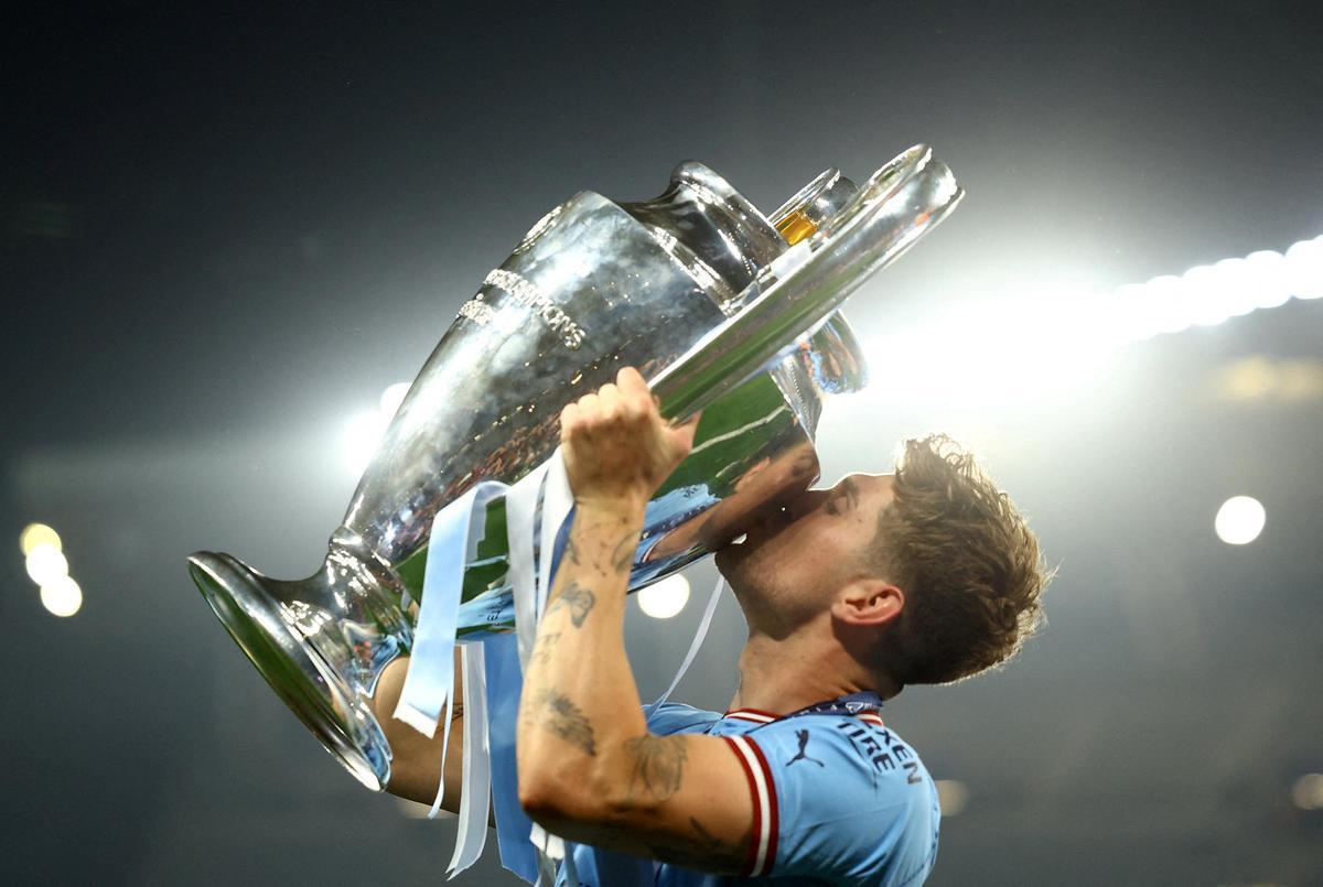 John Stones, jugador del Manchester City, besa la 'orejona', el trofeo de la Champions.