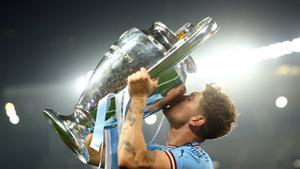 John Stones, jugador del Manchester City, besa la ’orejona’, el trofeo de la Champions.