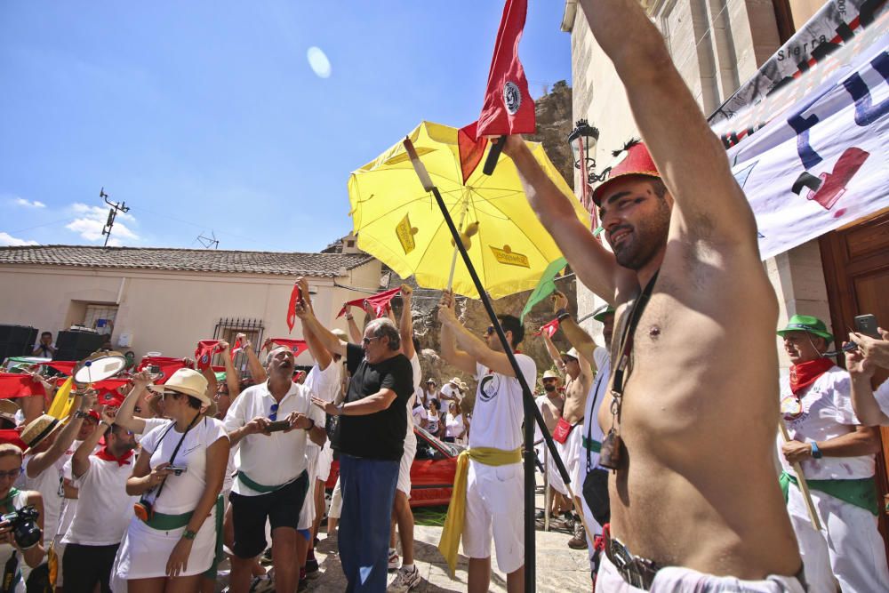 La ermita de San Roque congrega a decenas de personas para comenzar los festejos patronales y de Moros y Cristianos