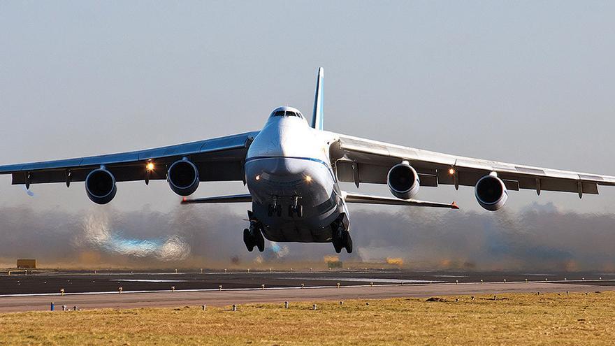Un Antonov aterrizando con sus 69 metros de longitud