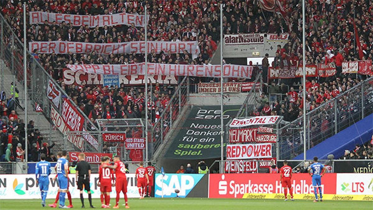 El Bayern, contra sus aficionados en pleno partido tras sacar una pancarta contra el presidente del Hoffenheim