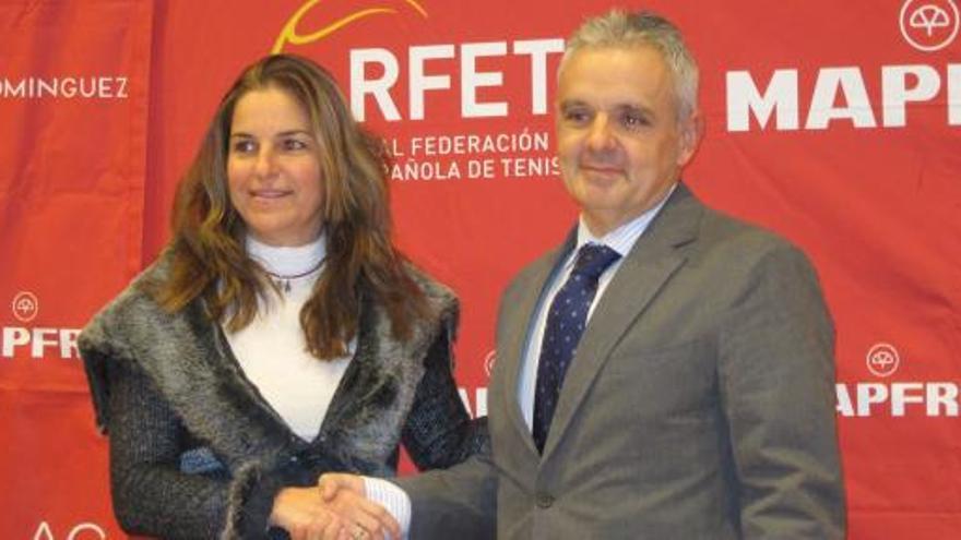 Arantxa Sánchez Vicario, nueva capitana del equipo español junto a José Luis Escañuela.