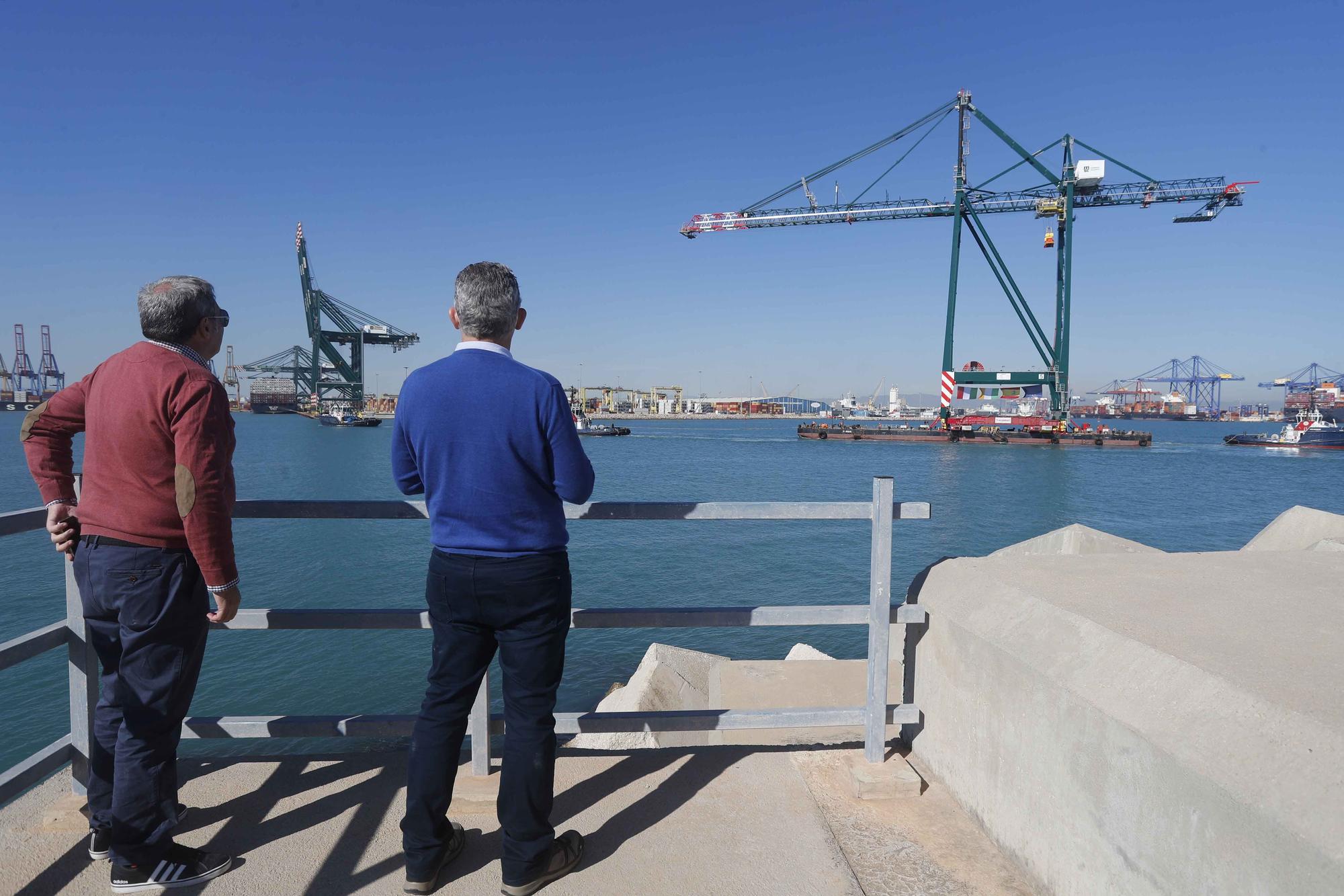 Espectacular traslado por mar de una nueva grúa en el Puerto de València