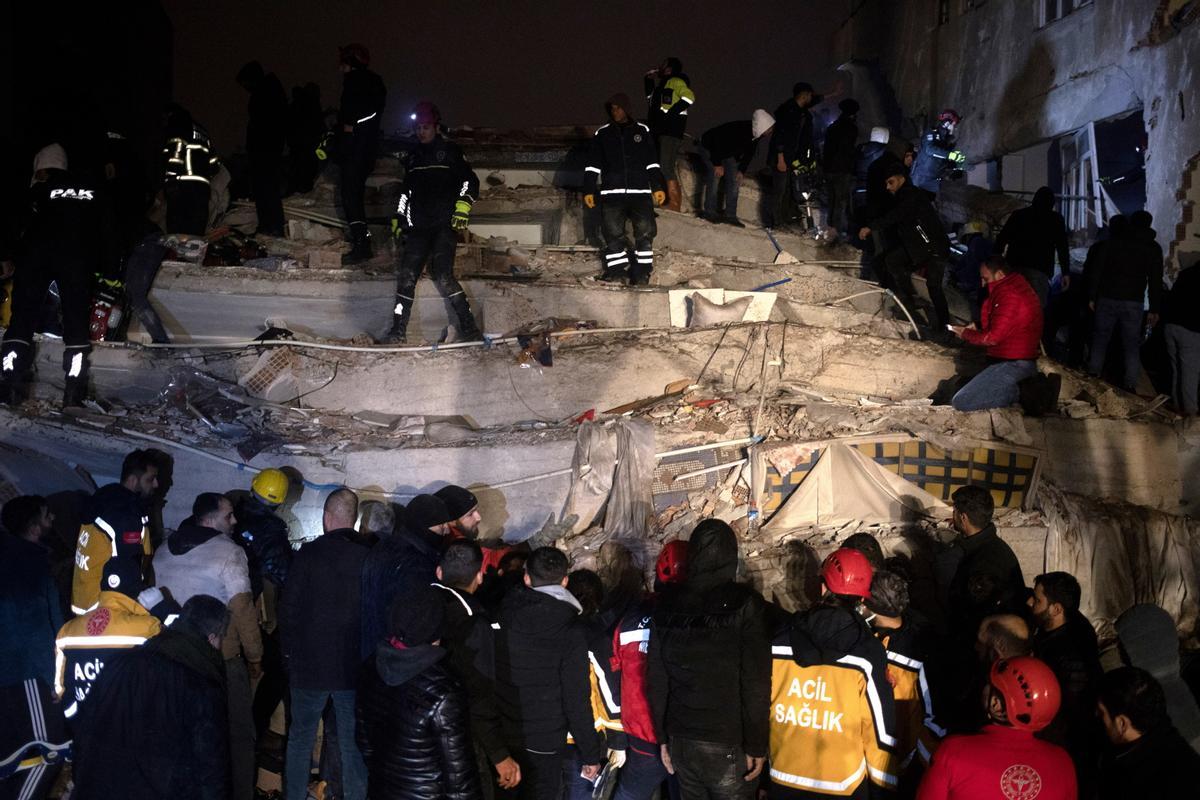 Diyarbakir (Turkey), 06/02/2023.- Turkish emergency personnel and others try to help victims at the site of a collapsed building after an earthquake in Diyarbakir, Turkey 06 February 2023. According to the US Geological Service, an earthquake with a preliminary magnitude of 7.8 struck southeast Turkey close to the Syrian border. The earthquake caused buildings to collapse and sent shockwaves over northwest Syria, Cyprus, and Lebanon. (Terremoto/sismo, Chipre, Líbano, Siria, Turquía) EFE/EPA/REFIK TEKIN