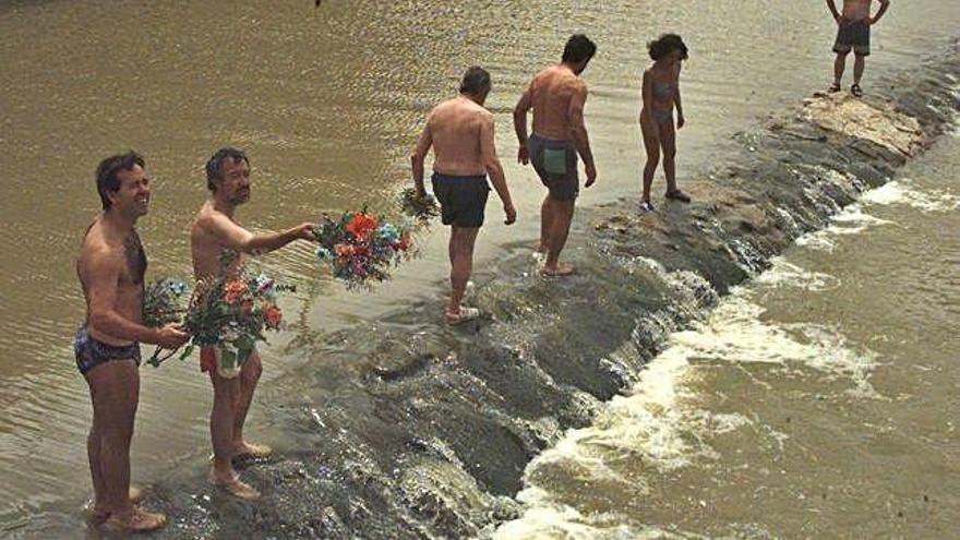 Un baño en el Duero para protestar por unas obras. En la campaña electoral para las municipales de 1999, los miembros de Izquierda Unida llevaron a cabo una curiosa iniciativa para quejarse por los trabajos que se estaban realizando en las márgenes del río. En primer plano aparecen el actual alcalde, Francisco Guarido, y el exdirigente Francisco Molina. Era la etapa de Antonio Vázquez. Archivo