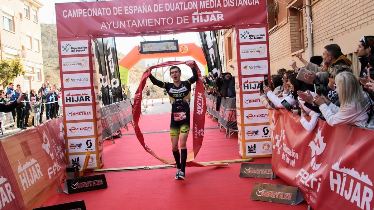 Fernando Zorrilla entra campeón en la meta de Híjar.