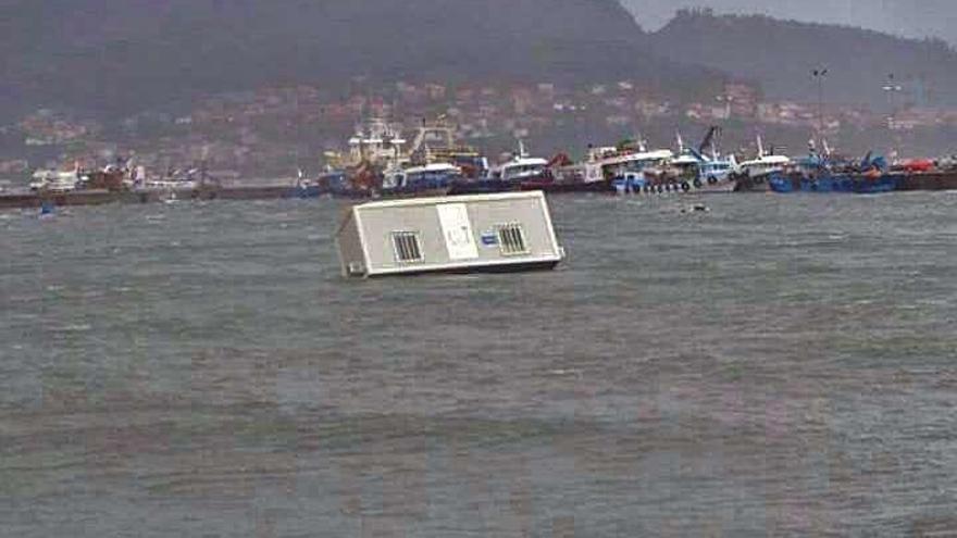 Caseta de obra flotando en la dársena moañesa de O Con. // FdV