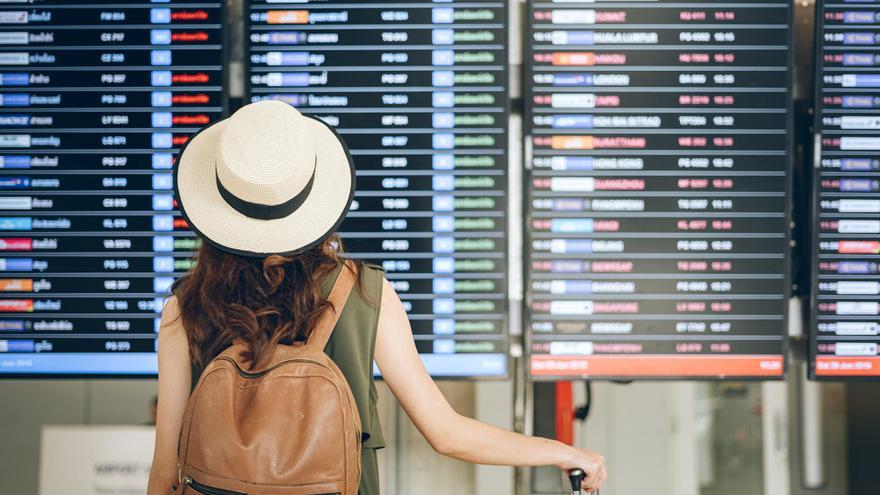 Vacaciones endeudadas: el 45% de los españoles que aplaza el pago de sus compras lo hace para financiar viajes