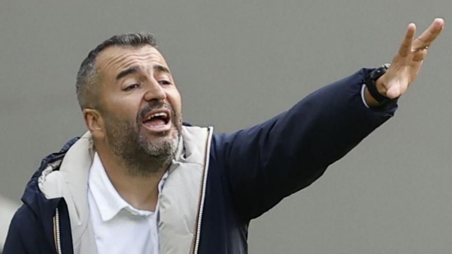Diego Martínez Penas alecciona a sus pupilos en el Riyadh Air Metropolitano en el último pulso contra su admirado Diego Pablo Simeone (d). | CHEMA MOYA