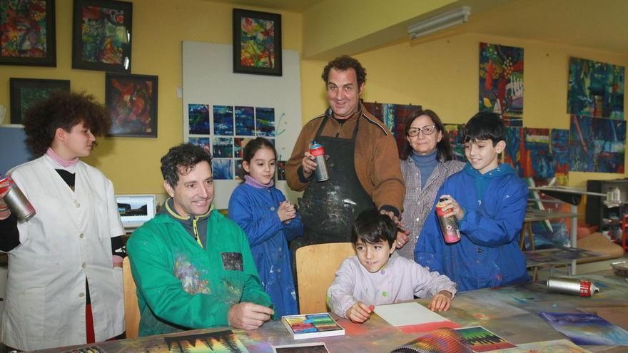 Manuel Penín con los participantes en el taller de familia, este domingo.   | // IÑAKI OSORIO