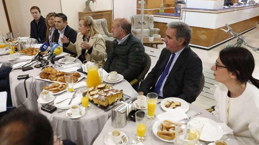 Francisco Petit, Esther Llamazares, Pedro de Rueda, Mercedes Fernández, Luis Venta, Carlos Rodríguez de la Torre y Ana Bretón, ayer, durante el encuentro con los medios de comunicación.