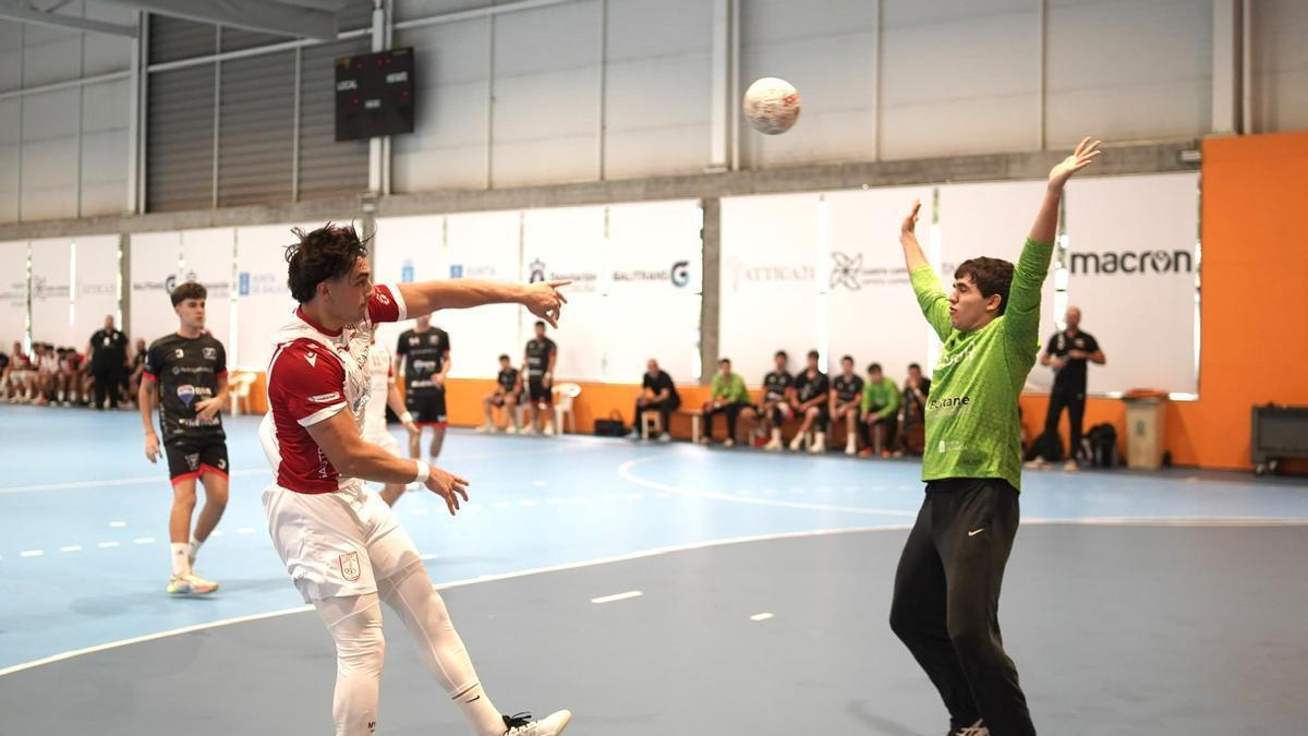 Jacob Díaz lanza a portería en el amistoso entre el OAR y el Culleredo en San Francisco Javier.
