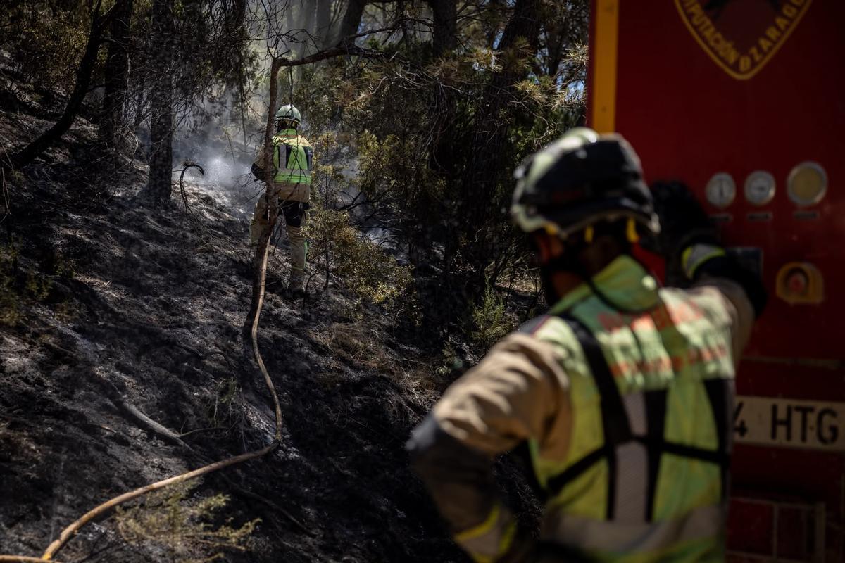 En imágenes | El operativo de INFOAR sigue este jueves con las labores de extinción en el incendio de Leciñena