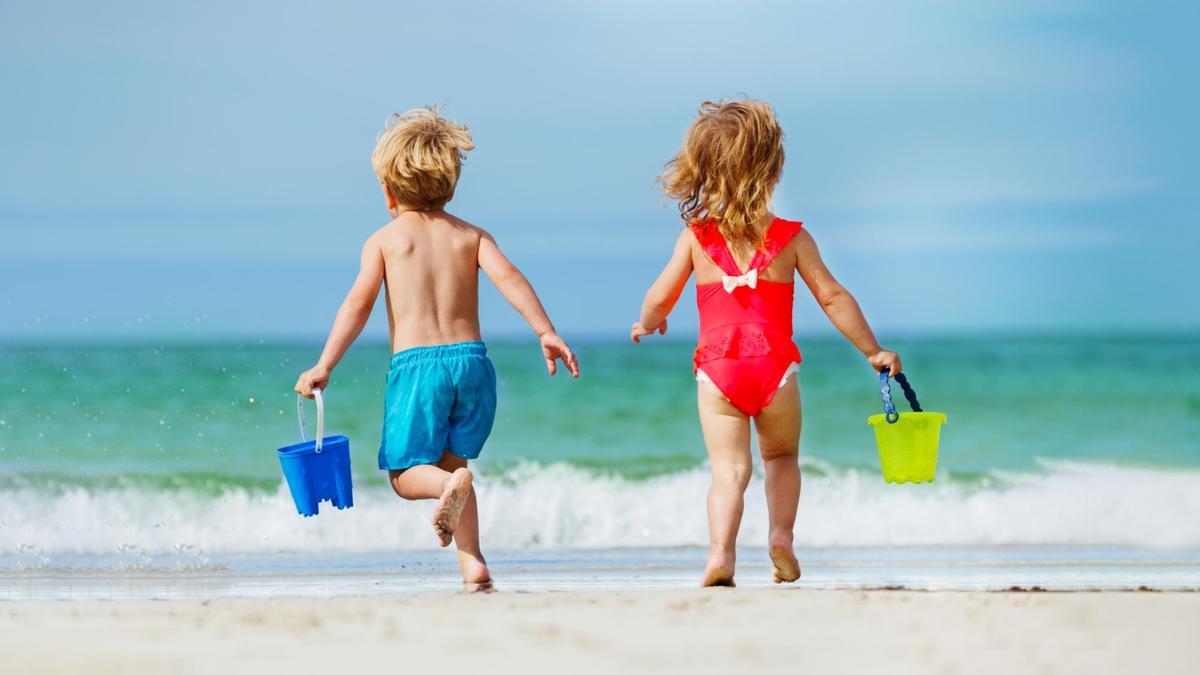 ¿Cuál es el color de traje de baño más seguro para los pequeños? Hay un claro ganador