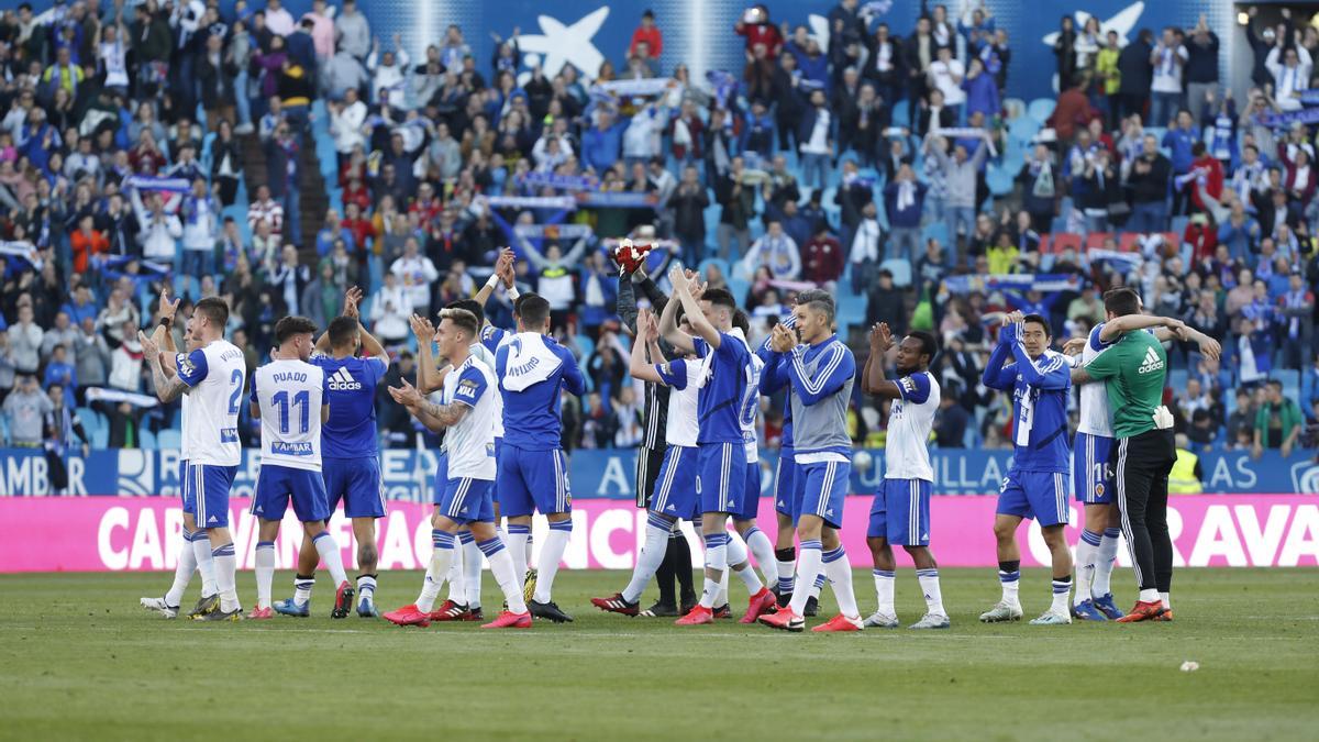 Los zaragocistas aplauden al público tras ganar al Dépor en el último partido con público en La Romareda, el 23 de febrero del 2020.